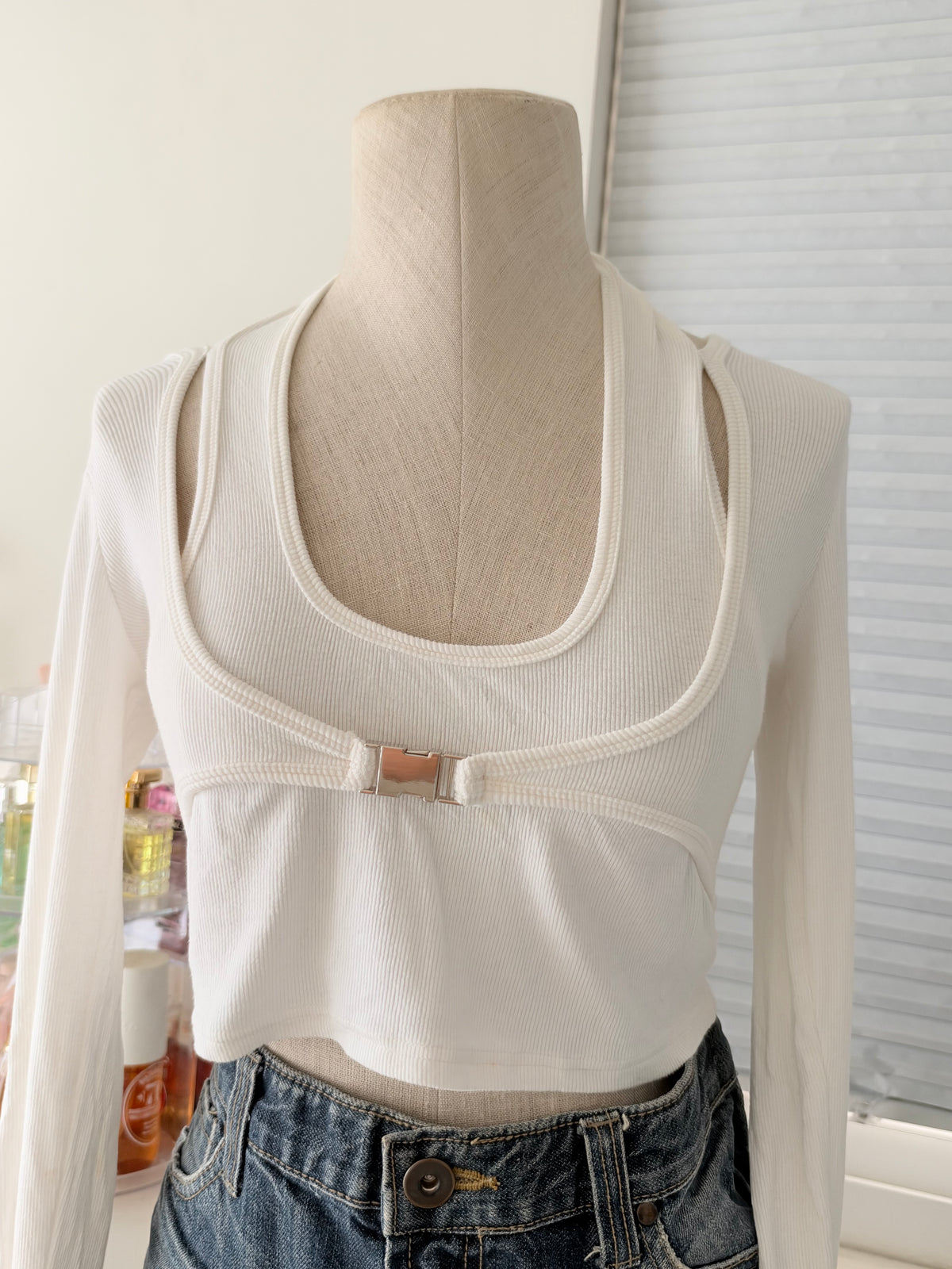 Buckle top