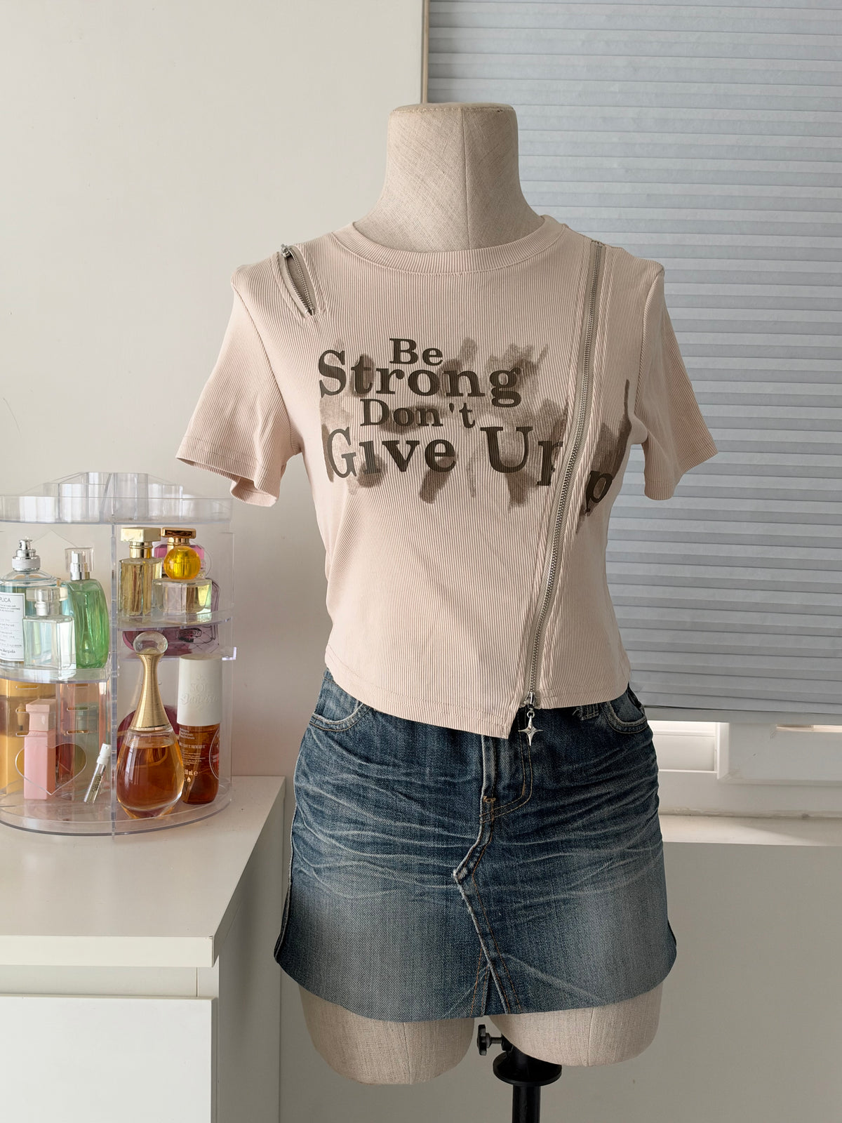 Be strong zipper tee
