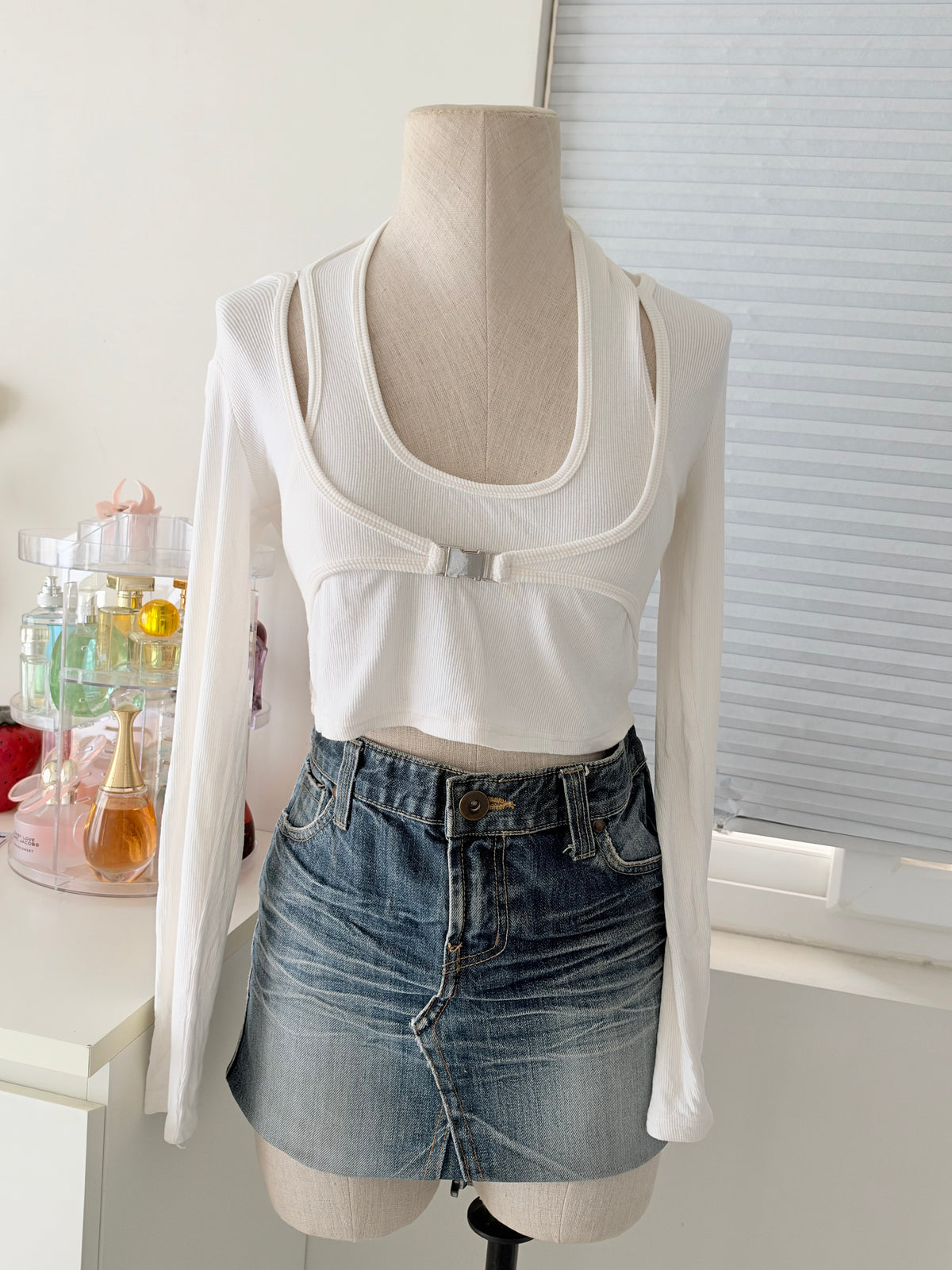 Buckle top